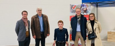 Remise du fauteuil à Justin, avec Barbara Perroud, référente handicap, et Xavier Daubignard, Directeur Général de SPIE ICS