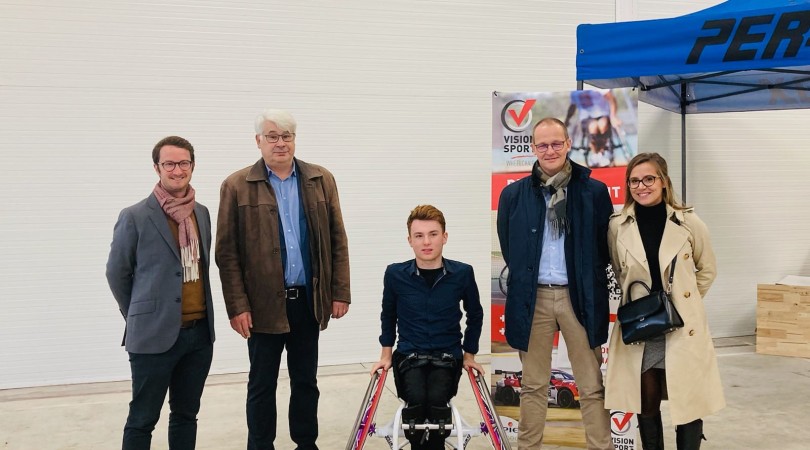 Remise du fauteuil à Justin, avec Barbara Perroud, référente handicap, et Xavier Daubignard, Directeur Général de SPIE ICS